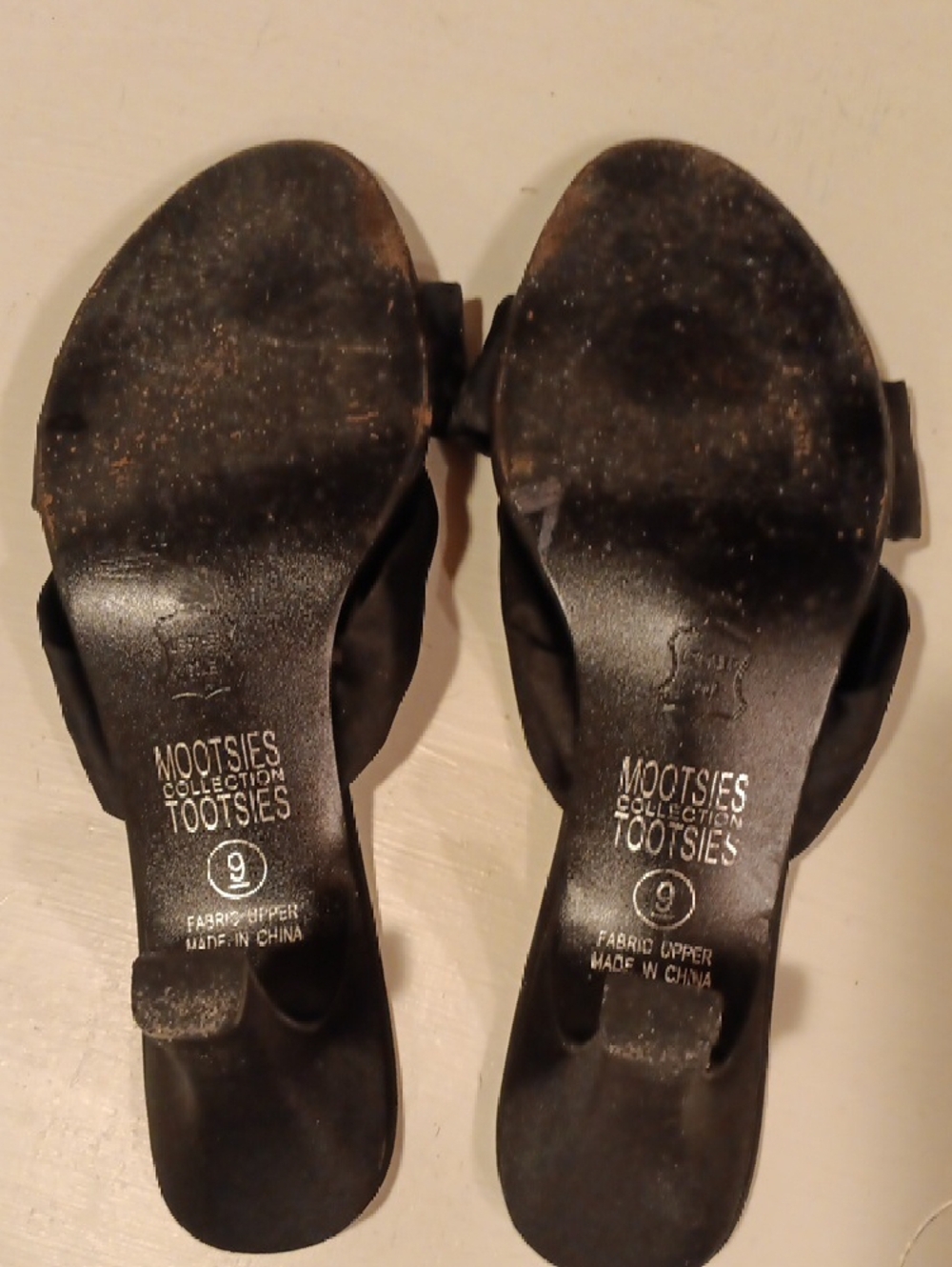 Mootsies Tootsies Black Bow Slide Heels with Iridescent Footbed - Picture 2 of 7
